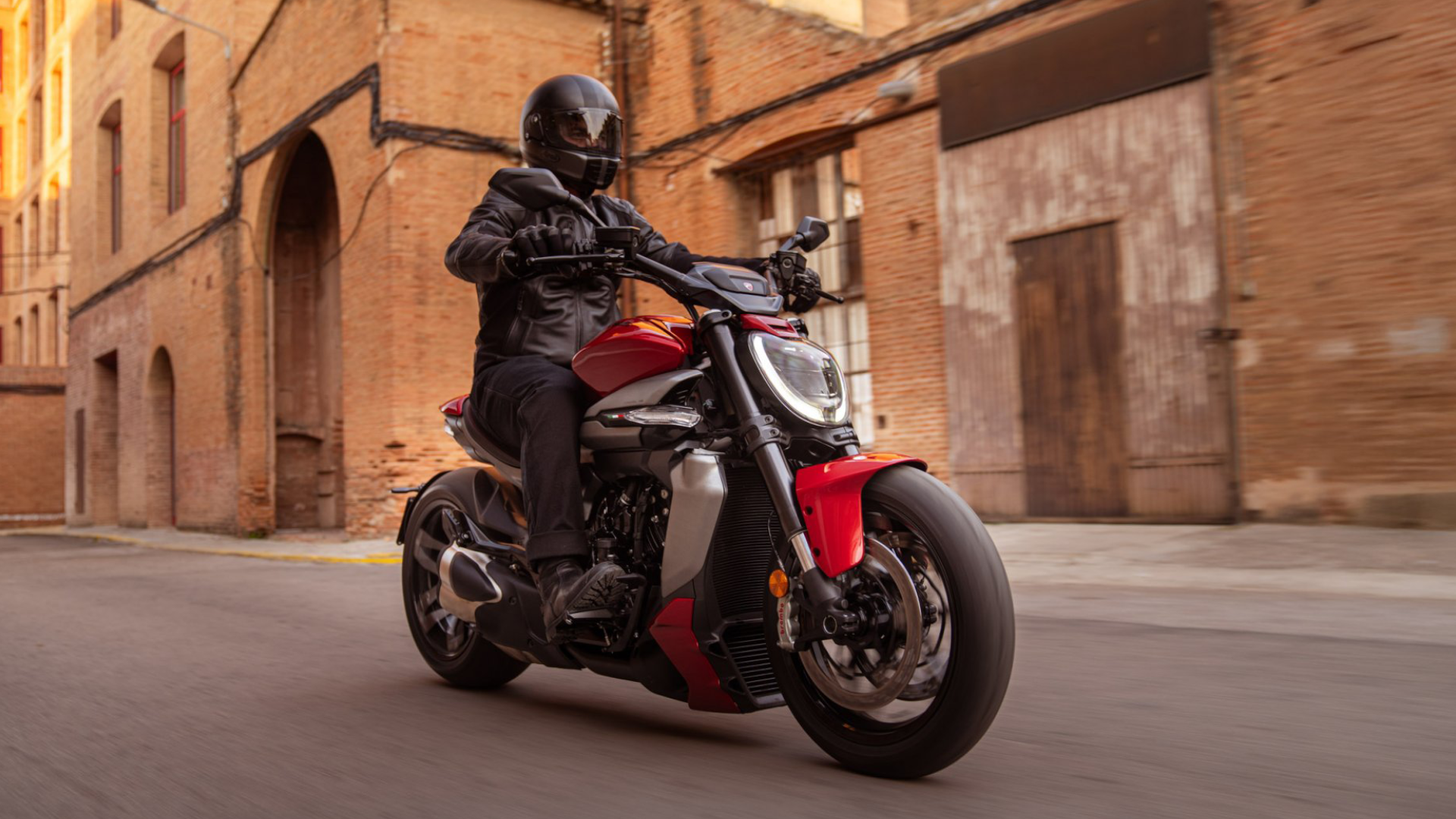 NEW X DIAVEL V4 デビューフェア